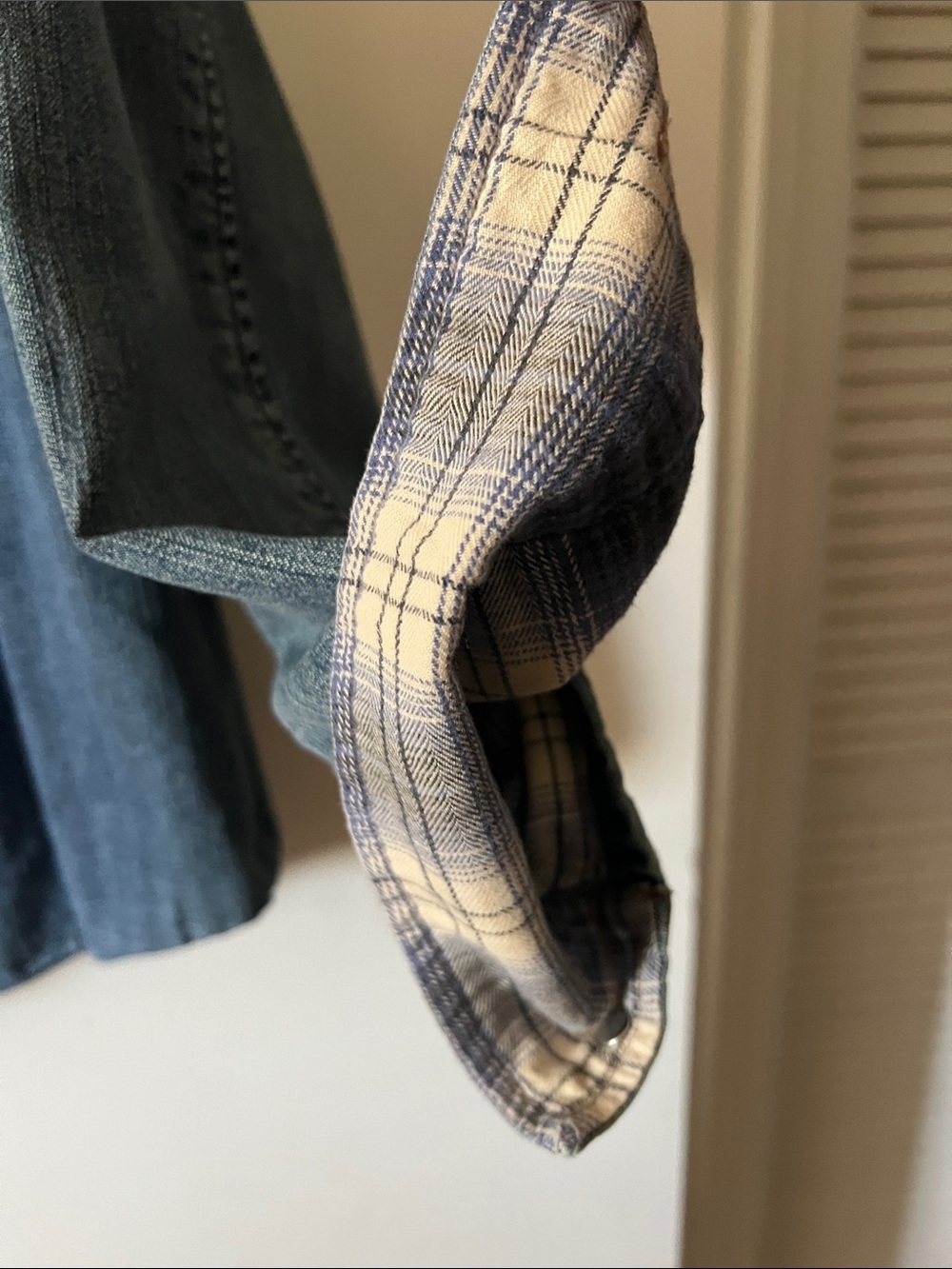 Levi's Blue Denim Shirt Jacket with Blue and Cream Plaid Lining - Picture 4 of 6